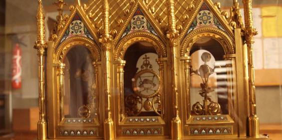 ce-reliquaire-gothique-qui-renferme-une-vertebre-c